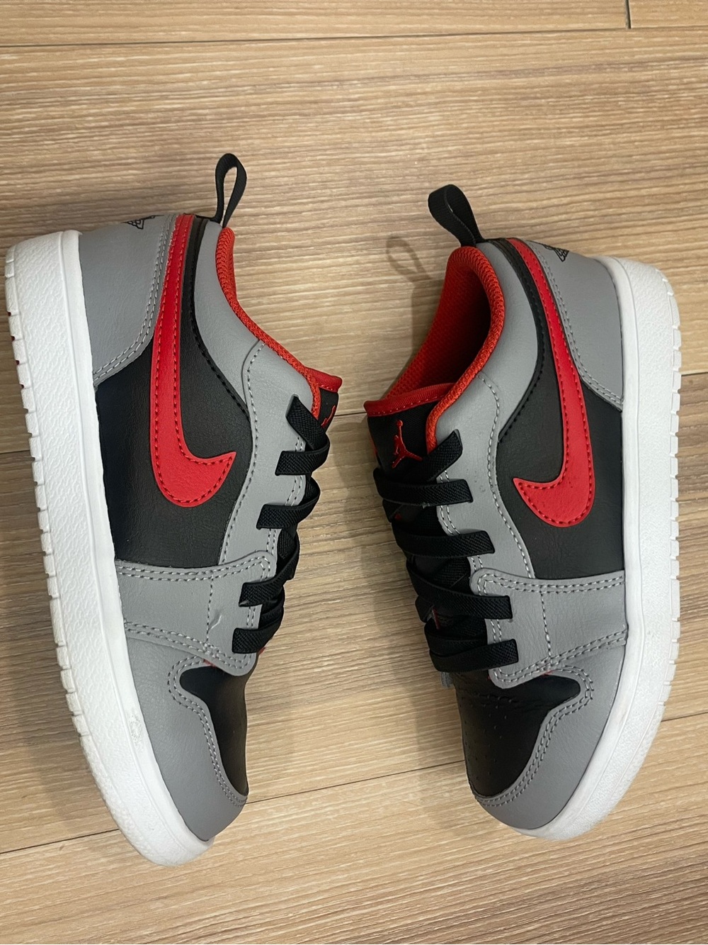 Nike Kids Gray, Black & Red Low-Top Sneakers